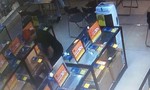Người nước ngoài nhiều lần vào siêu thị Điện Máy Xanh trộm máy tính
