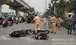 Va chạm xe máy ở Sài Gòn, cô gái ngã vào bánh xe bồn tử vong