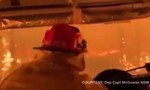 Clip lính cứu hỏa Úc lái xe di chuyển trong 'bão lửa'