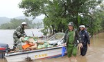 Lực lượng Công an tiếp tế cho dân bị cô lập trong bão số 6