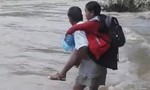 Về clip cha cõng con gái vượt sông trong bão lũ đến trường