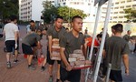 Lính Trung Quốc dọn đường phố ở Hong Kong: Thông điệp cứng rắn