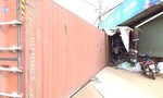 Container rơi xuống đường đè xe máy, 2 vợ chồng tử vong