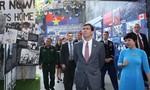 Bộ trưởng Quốc phòng Mỹ và Việt Nam trao đổi các kỷ vật chiến tranh