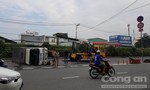 Xe tải chở nước đá lật, đường huyết mạch ở Sài Gòn ùn tắc