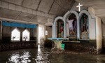 Chùm ảnh: Nước biển dâng đe doạ nhấn chìm làng nổi ở Philippines