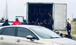 Hy Lạp phát hiện 41 dân nhập cư còn sống trong thùng xe tải đông lạnh
