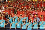 Các cầu thủ bóng đá nữ đến sân cổ vũ U22 Việt Nam