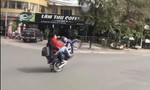 Phạt thanh niên "bốc đầu" xe máy trên đường