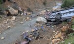 Xe buýt lao xuống khe núi vỡ tan tành, ít nhất 24 người chết