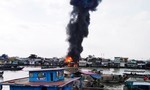 Cháy cơ sở dầu chai, 4 công nhân nhảy sông thoát thân