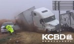Clip cảnh sát Mỹ thoát chết khi xe container lật nhào
