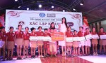 Hoa hậu Tiểu Vy tặng quà trẻ em hoàn cảnh đặc biệt