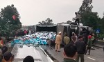 Xe container lật nhào, hàng trăm thùng sữa đổ ra đường