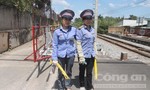 Nữ nhân viên đường sắt dũng cảm cứu cụ già trên đường ray