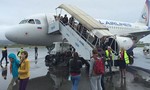 Clip cầu thang lên máy bay bị sập khiến 6 hành khách bị thương