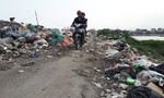 Sau Tết, đường đê biến thành bãi rác khổng lồ