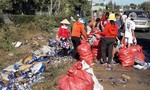 Người dân giúp lái xe thu gom hàng trăm thùng bia đổ ra đường