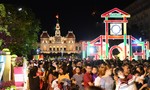 Hàng chục ngàn người đổ về đường hoa Nguyễn Huệ đêm khai mạc