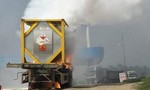 Xe chở hóa chất cháy dữ dội gần cây xăng trên cao tốc