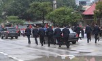 Các nhân viên an ninh Triều Tiên chạy theo xe chở ông Kim Jong Un