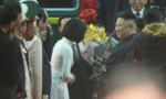Nữ sinh mặc áo dài trắng tặng hoa ông Kim Jong Un