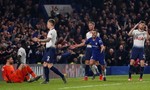 Hậu vệ Tottenham biếu không bàn thắng cho Chelsea