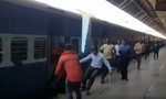 Hành khách thoát chết khi cố nhảy lên tàu hỏa đang chạy