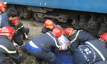 30 phút kịch tính giải cứu thanh niên nằm dưới gầm tàu hỏa ở Sài Gòn