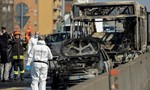 Bất mãn chính phủ, tài xế Ý bắt cóc 51 trẻ em rồi đốt xe buýt