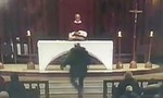 Clip linh mục bị kẻ lạ mặt đâm dao tại nhà thờ lớn nhất Canada