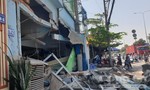 “Hung thần” container cày nát dải phân cách, tông sập nhà dân