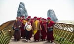 Đức Pháp Vương Gyalwang Drukpa làm lễ tại chùa Linh Ứng