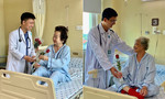 Nữ bệnh nhân xúc động khi được bác sĩ tặng hoa