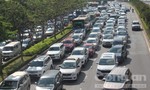 Bốn ô tô tông nhau, hàng ngàn xe cộ "chôn chân" ở Sài Gòn