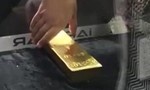 Clip du khách Nhật lấy được thỏi vàng 12,5kg trong lồng kính