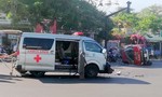 Xe cứu thương tông lật xe bán tải, 3 người bị thương