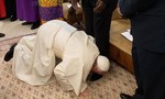 Clip Giáo hoàng quỳ gối hôn chân các lãnh đạo Nam Sudan
