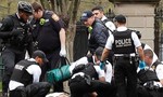 Clip mật vụ Mỹ khiêng người đàn ông tự thiêu gần Nhà Trắng