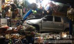 Người nước ngoài lái ô tô lao vào tiệm tạp hoá, 3 người trọng thương