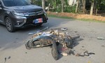 Xe máy bị ô tô tông nát bét, 1 người nguy kịch