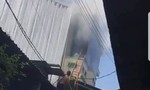 Nhà hàng 2 tầng bốc cháy, cả khu phố náo loạn