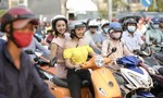 Ngọc Diễm chở Jennifer Phạm dạo phố bằng xe máy