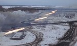 Màn diễn tập hoành tráng của pháo phản lực BM-27 Nga