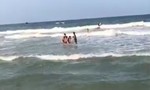 Cứu 3 học sinh tắm biển bị đuối nước, 1 em tử vong