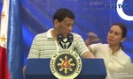 Clip con gián bò lên vai tổng thống Philippines khi đang phát biểu