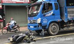 Xe máy vỡ vụn sau cú đối đầu xe tải, một người nguy kịch