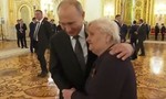 Clip ông Putin ôm và hỏi thăm cô giáo cũ tại Điện Kremli