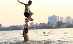 Người già - trẻ nhỏ ở Hà Nội ra hồ Tây trốn nắng nóng kỷ lục