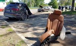 Hình ảnh Audi Q7 đâm cột đèn gãy đôi, tài xế không bị thương
